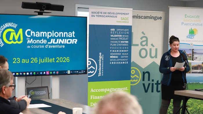 Chloé Beaulé-Poitras debout devant les partenaires lors de la conférence de presse.
