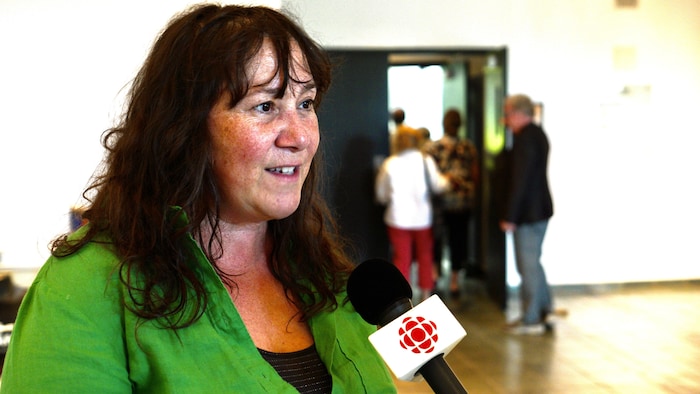 Chloé Leriche est en entrevue au micro de Radio-Canada.
