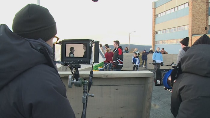 Chloé Robichaud regarde un écran de caméra durant un tournage