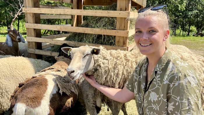 Gabrielle Desrochers et un agneau.