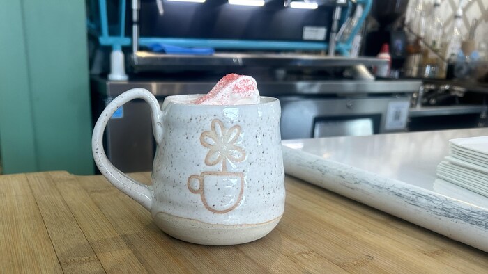 Un chocolat chaud dans une tasse sur un comptoir de café.