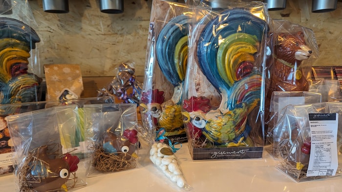 Chocolats de Pâques emballés avec un moulage de coq à l'avant-plan.