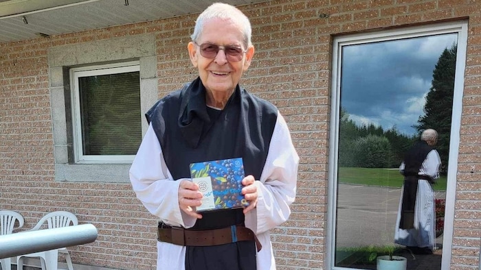 Début De La Distribution Des Bleuets Enrobés De La Chocolaterie Des Pères Trappistes Radio Canada 