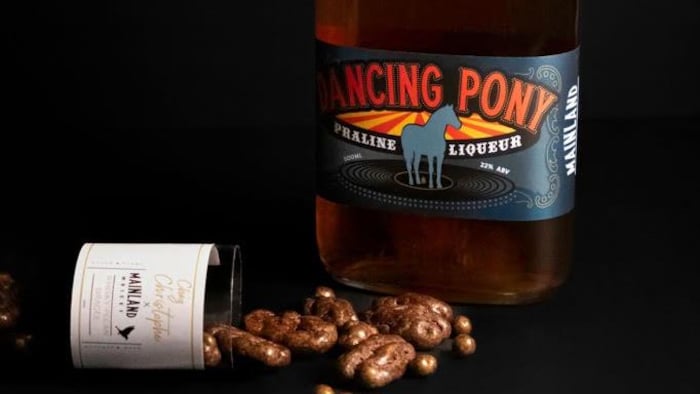 Une bouteille de liqueur Dancing Pony de Mainland Whisky et une boite de dragées aux pacanes de Chez Christophe.