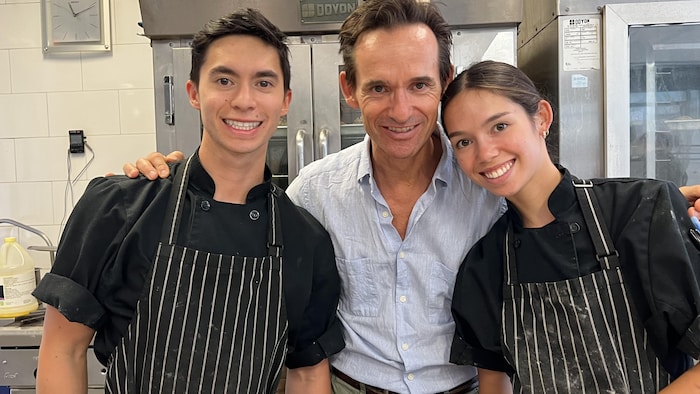 Le chocolatier Thomas Haas et deux de ses employés.