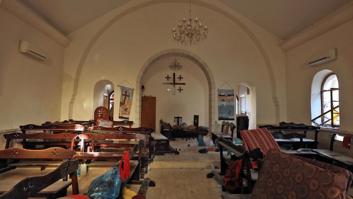 Cette image montre les dégâts dans une chapelle à l'intérieur de l'hôpital Al-Ahli, à Gaza, touché par des frappes de l'armée israélienne, le 18 octobre 2023.