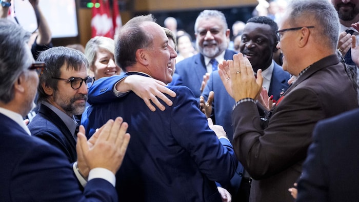 Plusieurs députés applaudissant M. d'Entremont.