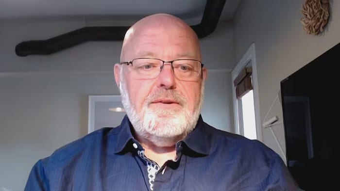 Chris Hood interviewé par vidéoconférence.