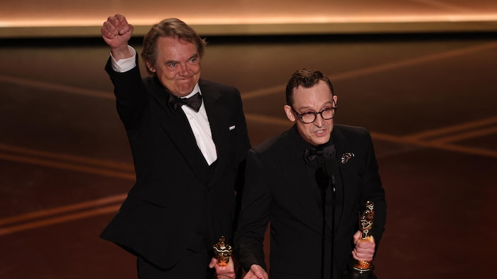Les réalisateurs montréalais Maciek Szczerbowski (à gauche) et Chris Lavis (à droite) prononcent leur discours de victoire. 