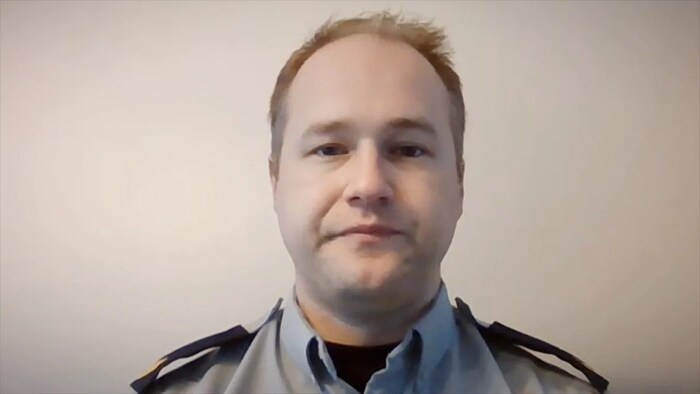 Un portrait de l'agent de la GRC en uniforme.