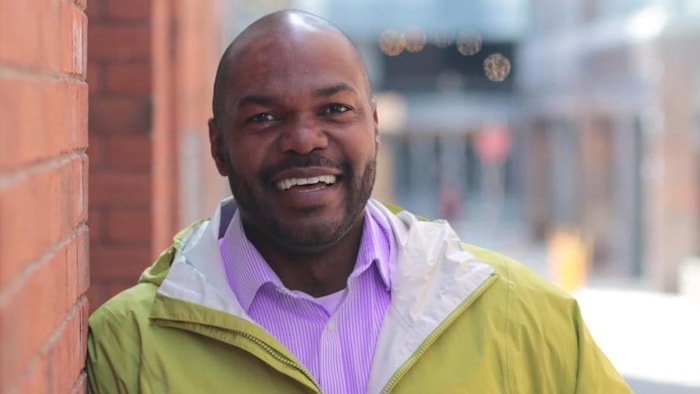 Chris Moise à l'extérieur.