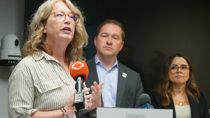 De gauche à droite, Chris Moss, Josh Morgan et Diane Silva s'adressent aux médias lors d'une conférence de presse annonçant un don anonyme qui permettra de maintenir House of Hope ouverte jusqu'en mars 2027.