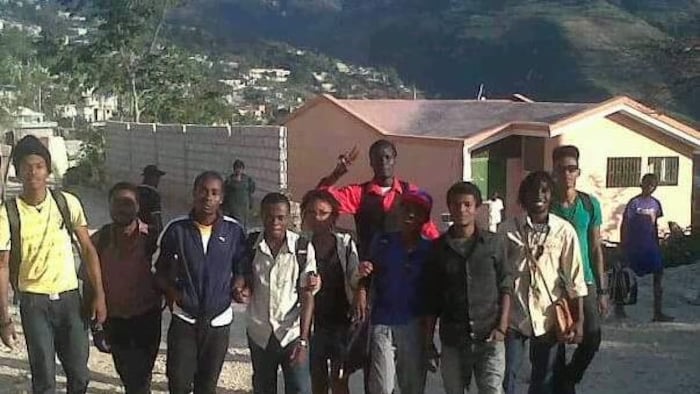 Christ-Moïse Léon (troisième à partir de la gauche) avec ses amis en Haïti, en 2013