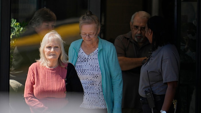 May Martinez, à gauche, mère de Colleen Slemmer, victime d'un meurtre, sort de l'établissement pénitentiaire de haute sécurité de Riverbend, le mercredi 30 septembre 2026, à Nashville, dans le Tennessee.