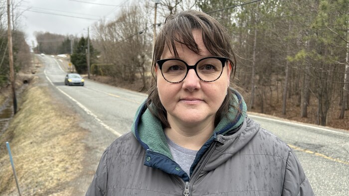 Christelle Lefèvre debout sur le chemin Laliberté.