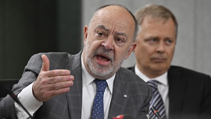 Le ministre Dubé en commission parlementaire.