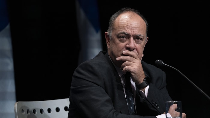 Le ministre Dubé en conférence de presse.