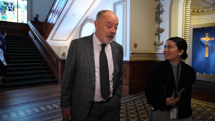 Christian Dubé get  à l'Assemblée nationale.