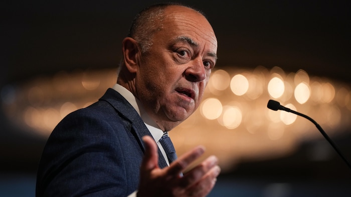 Le ministre Christian Dubé en point de presse au micro.
