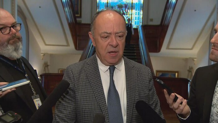 Christian Dubé s'adresse aux journalistes.