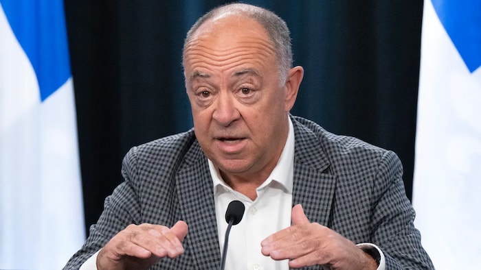 Christian Dubé parle en conférence de presse.