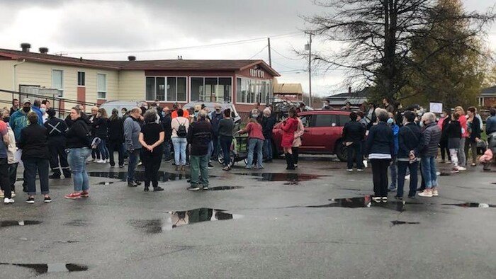 Une centaine de personnes sont rassemblées devant le Centre de santé de Senneterre.