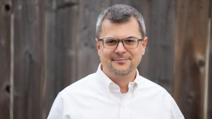 Christian Leuprecht à l'extérieur.