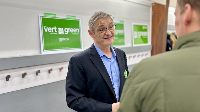 Christian Proulx en train de discuter avec un citoyen.