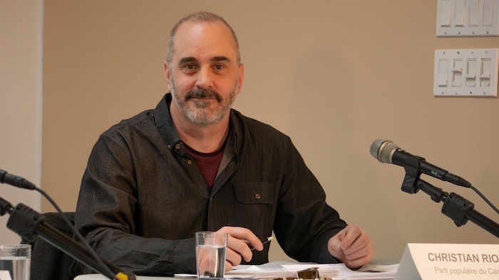 Christian Rioux Vifs échanges au débat de Sainte-Anne-des-Monts | Radio-Canada
