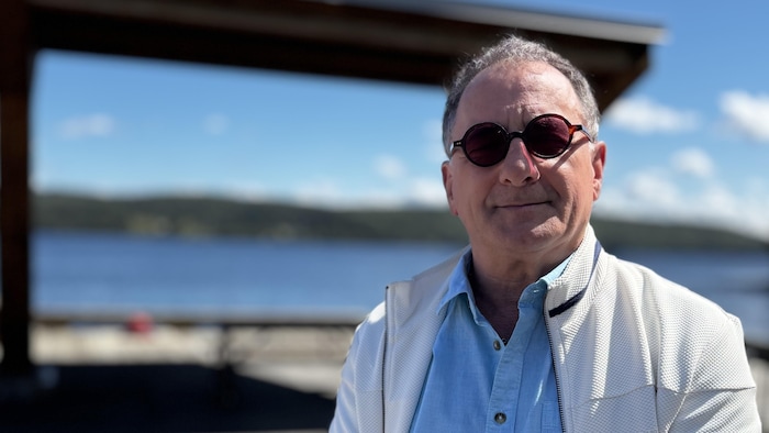 Christian Saint-Pierre devant le quai du traversier dans le secteur Notre-Dame-du-Lac