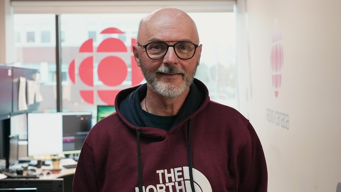 Christian St-Onge au studio de Radio-Canada, à Val-d'Or.