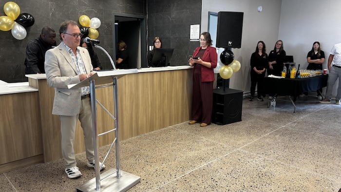Christian St-Pierre derrière un podium.