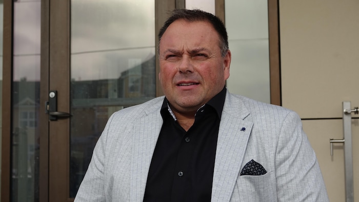 Christian Vigneau photographié devant le palais de justice de Havre-Aubert