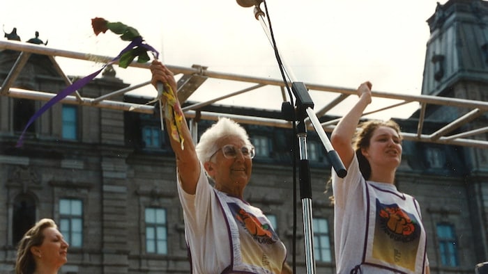 La religieuse et féministe Christiane Sibillotte après avoir marché les 205 kilomètres de la marche Du pain et des roses de 1995. Elle est accompagnée d'une militante plus jeune.