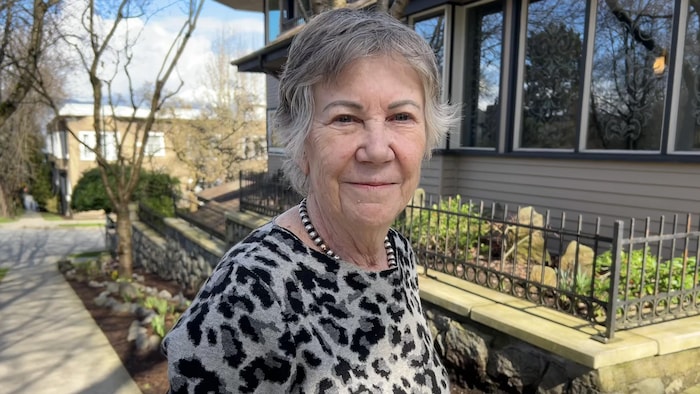 Christina Burridge sourit à la caméra. 