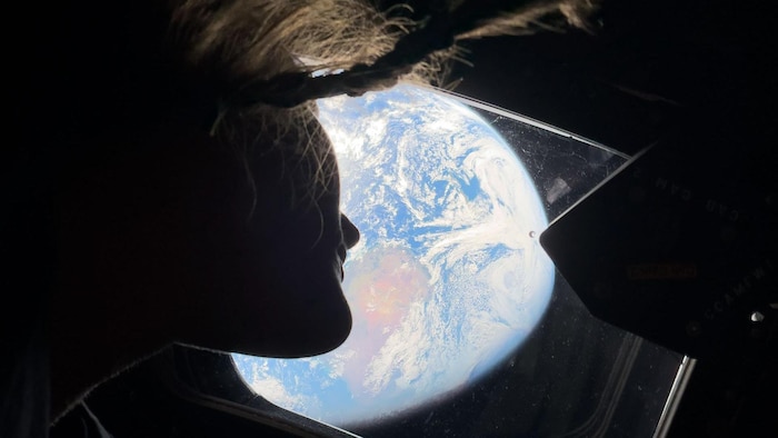 L'astronaute de la NASA Christina Koch, la première femme à participer à une mission lunaire, regarde par l'un des hublots de la cabine du vaisseau Orion le 4 avril 2026.