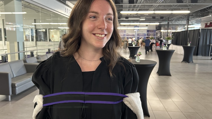 Christina Lépine, vêtue de sa toge de diplômée. 