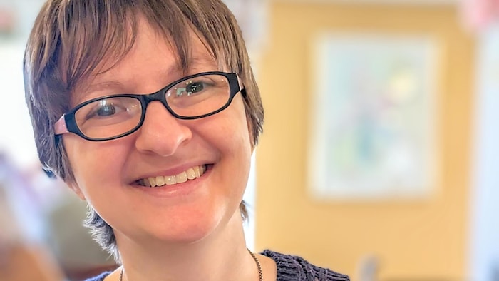 Christelle Beaudoin sourit face à la caméra.