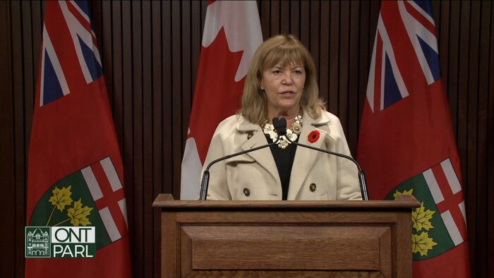 Christine Elliott à un podium