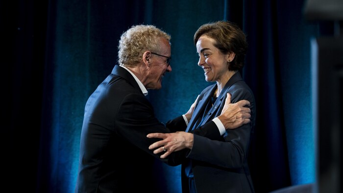 Christine Fréchette et Jean Boulet se prenant par les épaules.