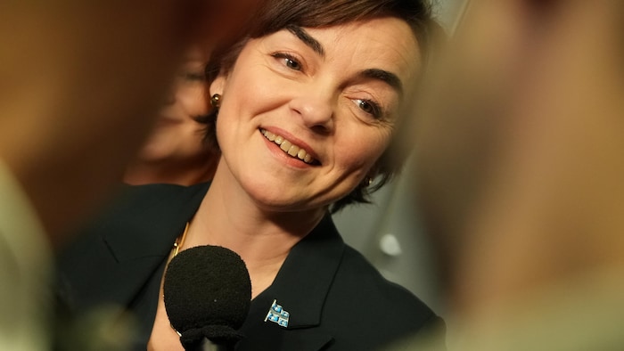 Christine Fréchette en mêlée de presse.