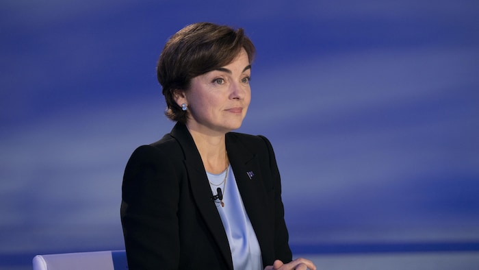 Christine Fréchette, sur le plateau de l'émission « Cinq chefs, une élection »