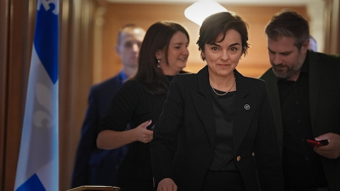 Christine Fréchette marchant dans les couloirs de l'Assemblée nationale.
