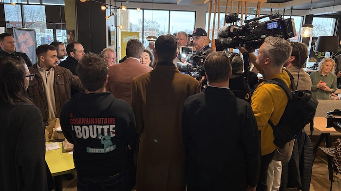 Christine Fréchette en mêlée de presse à la boulangerie Ange à Trois-Rivières.
