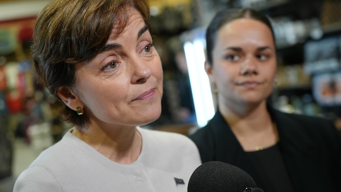 Christine Fréchette répond à des questions des journalistes. Béatrice Déry la regarde.