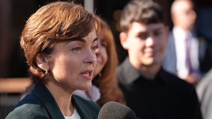 Christine Fréchette parle dans un micro.