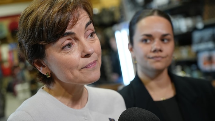Christine Fréchette parle dans un micro.