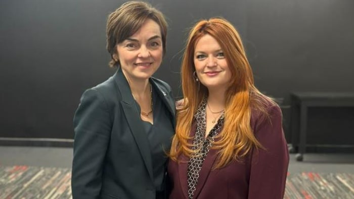 Catherine Blouin et Christine Fréchette posent dans une salle de conférence.