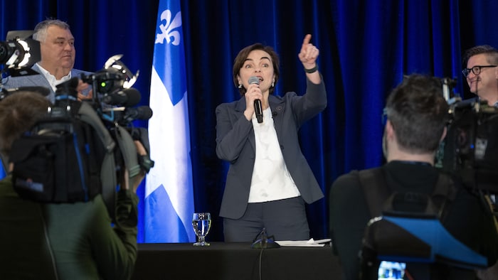 Christine Fréchette prend la parole lors d'une réunion.