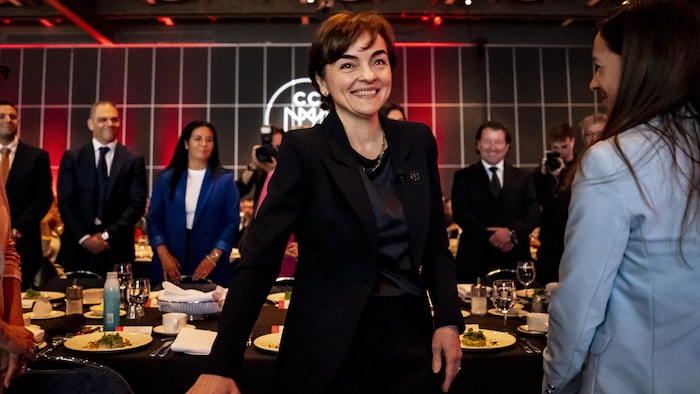 La première ministre du Québec, Christine Fréchette, sourit à des gens d'affaires.